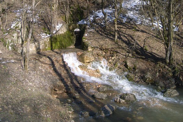 Kifolyó víz Kossuth-barlang bejárati táróján árvízkor.