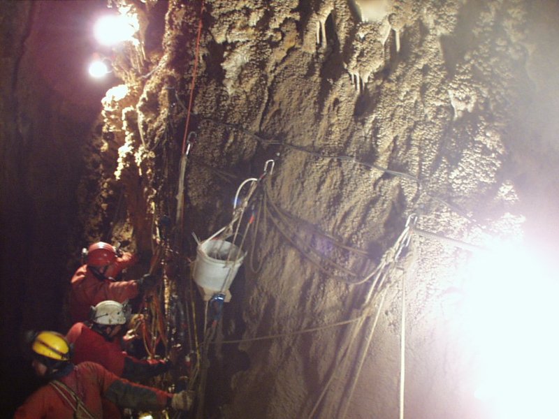 Életkép a Rakóczi-barlangból a 2002-es a búvármentés során