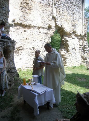 Pálos mise - 500 év után először a martonyi Háromhegyi pálos kolostorban 2009-ben.