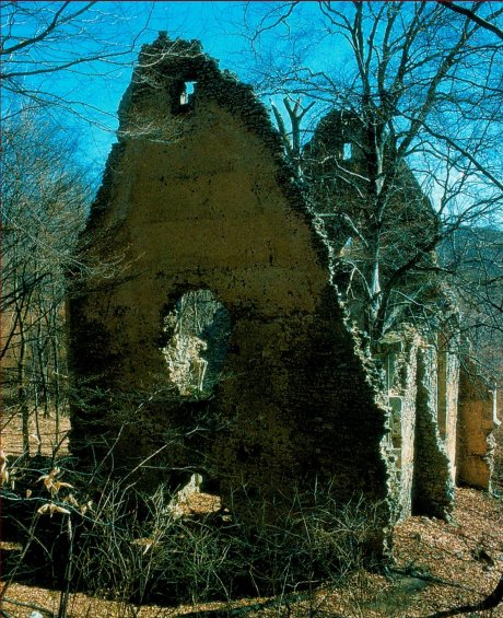 A templom épülete romokban, 2001 előtti időszakban